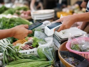 Một cửa hàng địa phương tại Thái Lan chuẩn bị đón dòng khách từ chương trình đồng chi trả.