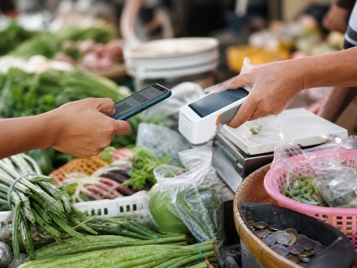 Một cửa hàng địa phương tại Thái Lan chuẩn bị đón dòng khách từ chương trình đồng chi trả.