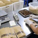 Cơ sở thực phẩm nhỏ kiểm tra bao bì và chất lượng trước khi giao hàng. Ảnh minh họa tin tức.