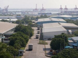 Đường nội khu và kho công nghiệp gợi lại chi phí hạ tầng phía sau lời mời đầu tư. Ảnh minh họa tin tức.