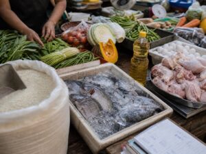 Rổ hàng thực phẩm thay đổi theo từng nhóm giá, kéo áp lực vào bán lẻ và phân phối. Ảnh minh họa tin tức.