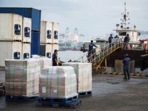 Tuyến logistics khu vực phụ thuộc vào lịch tàu, kho lạnh và thủ tục ổn định. Ảnh minh họa tin tức.