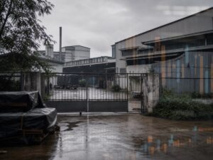 Khu xưởng im lặng gợi lại chi phí giữ dự án khi dòng tiền chậm lại. Ảnh minh họa tin tức.
