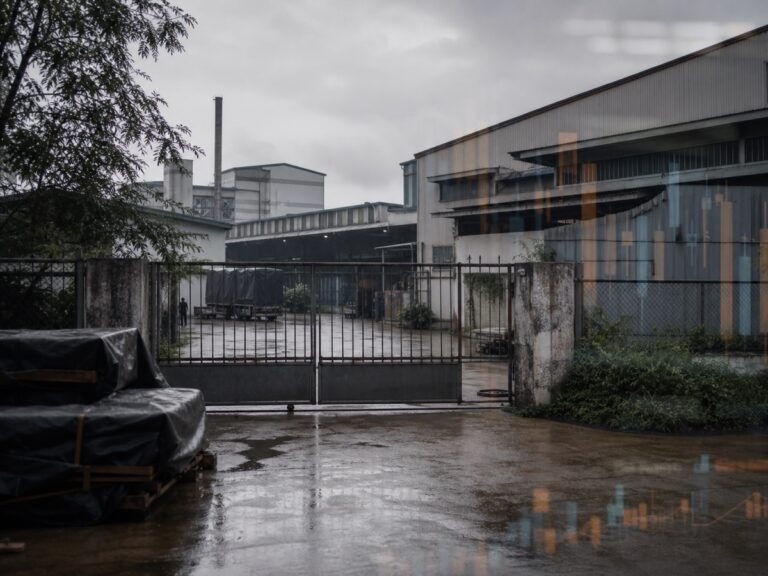 Khu xưởng im lặng gợi lại chi phí giữ dự án khi dòng tiền chậm lại. Ảnh minh họa tin tức.
