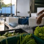 Quầy chuẩn bị dịch vụ khách sạn với tài liệu đào tạo không chữ. Ảnh minh họa tin tức.
