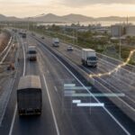 Đường 4 làn mới với xe tải không thương hiệu và tuyến logistics mờ. Ảnh minh họa tin tức.