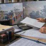 Tuyến hàng xa kéo theo chi phí thanh toán, bảo hiểm và ngày chờ tại cảng. Ảnh minh họa tin tức.