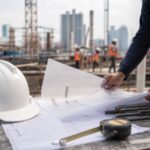Vật liệu công trường và hồ sơ trơn gợi lại chi phí bảo lãnh trong hợp đồng xây dựng. Ảnh minh họa tin tức.