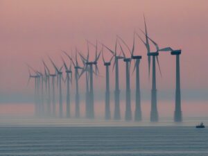 Ảnh minh họa tuabin điện gió ngoài khơi và tàu dịch vụ trên biển, minh họa quy hoạch offshore wind của Đài Loan tới năm 2039
