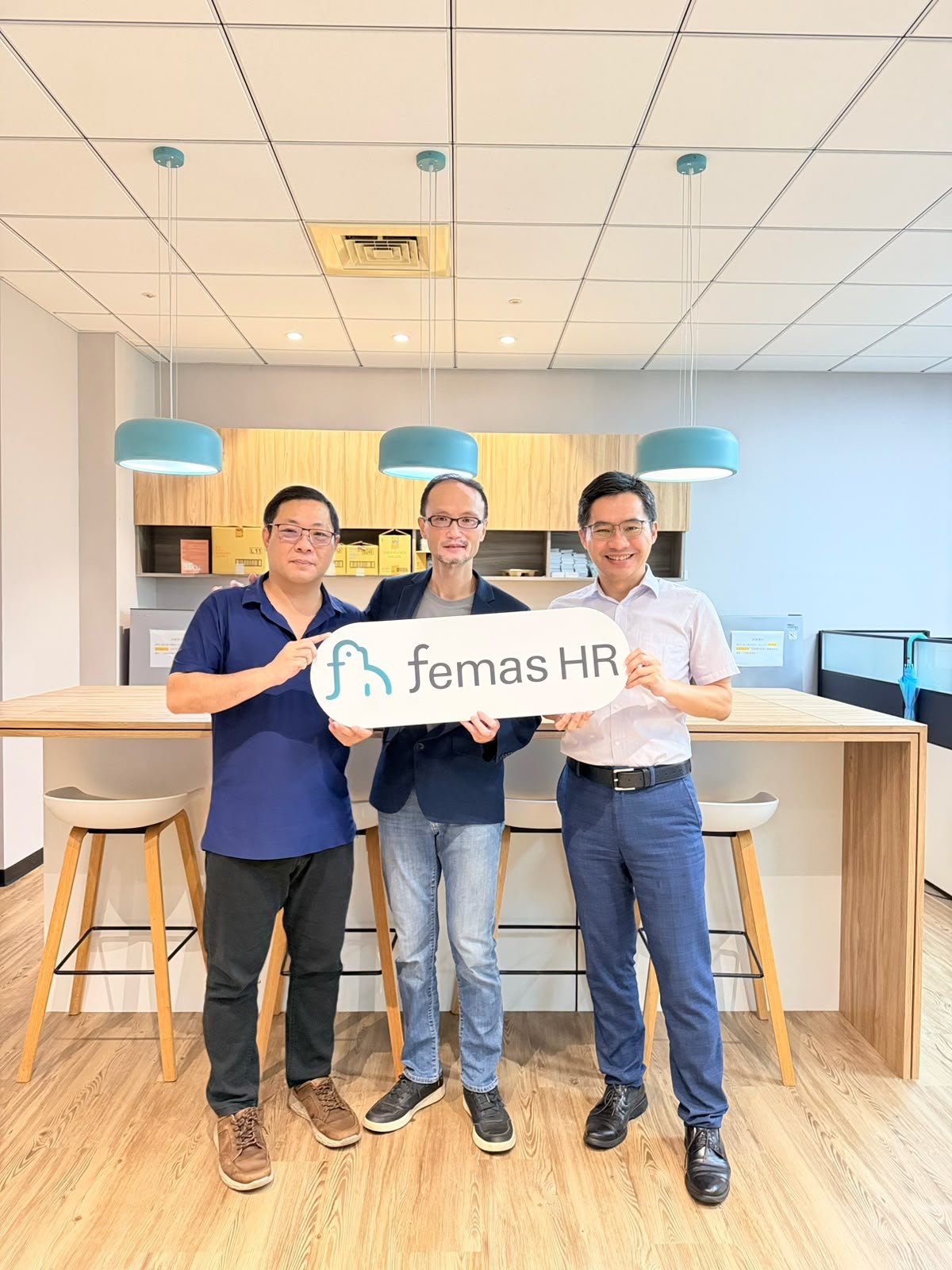 Chủ tịch ACTA Hoàng Chấn Cương chụp ảnh cùng nhà sáng lập Femas HR Lee Jia-Hong và đồng sáng lập kiêm COO Du Lichian.