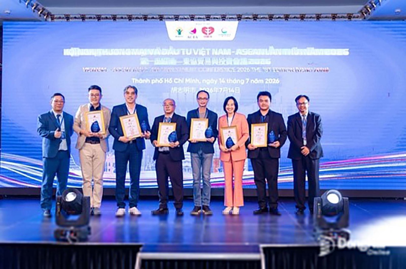 Nhà sáng lập kiêm Tổng giám đốc điều hành Femas HR Lee Jia-Hong tham gia hoạt động vinh danh tại VATIC 2026 cùng các đại diện doanh nghiệp.