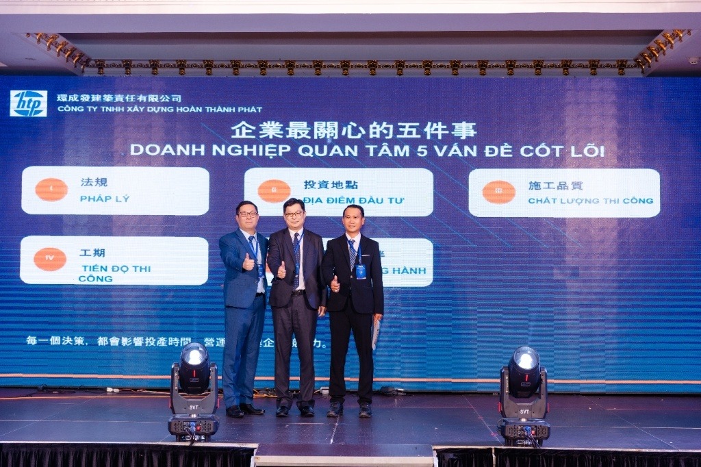 Chủ tịch Hiệp hội ACTA Hoàng Chấn Cương (trái), Phó Chủ tịch Hoàn Thành Phát Bành Triệu Nguyên (giữa) và Giám đốc dự án Liêu Nhữ Đức (phải) chụp ảnh lưu niệm