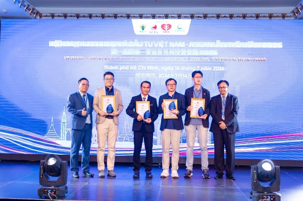 Chủ tịch Hiệp hội ACTA Hoàng Chấn Cương (bên trái) chủ trì nghi thức bổ nhiệm tại đại hội, trao thư bổ nhiệm nhằm mở rộng và nâng cao mạng lưới dịch vụ thương mại - đầu tư thực địa Đài Loan - Việt Nam
