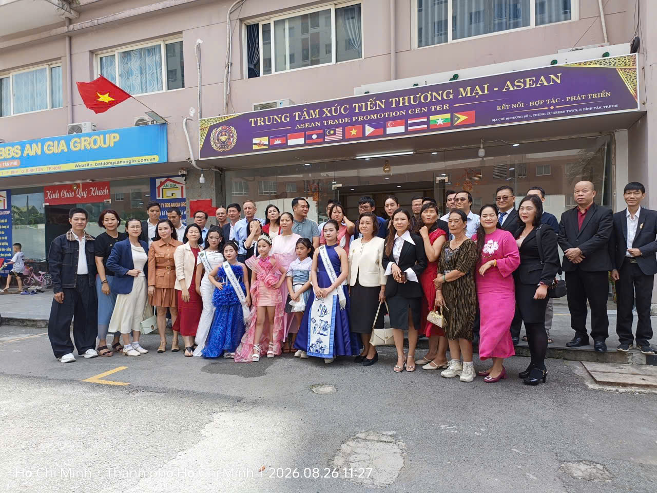 Ảnh tập thể tại điểm phục vụ Trung tâm Xúc tiến Thương mại ASEAN ở TP.HCM