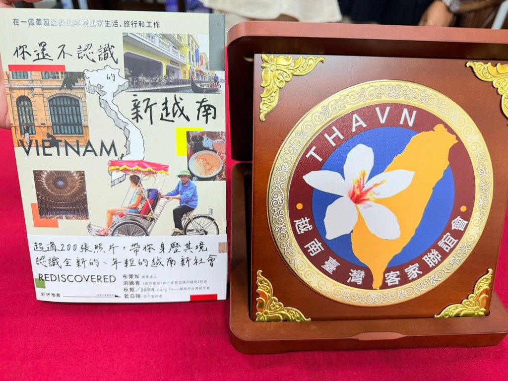 Biển kỷ niệm THAVN và sách Việt Nam mới