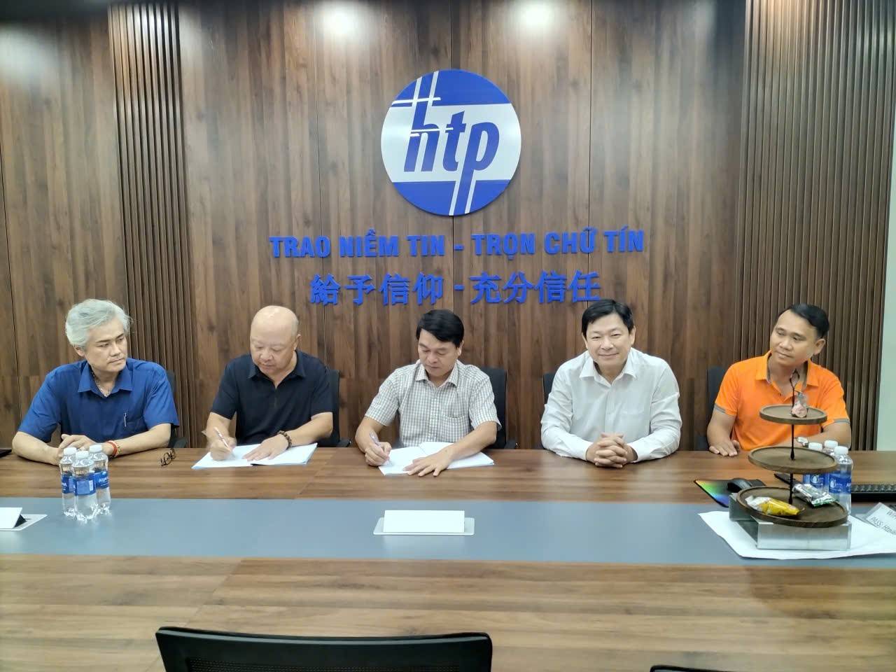 Đại diện Hoàn Thành Phát và Sunny Market – Cơ điện Đỉnh Lực ký biên bản ghi nhớ hợp tác tại bàn họp